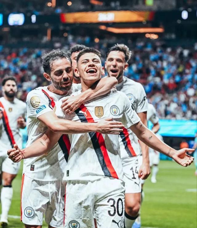 B体育体育注册-火力全开!豪门球队争夺胜利的厮杀