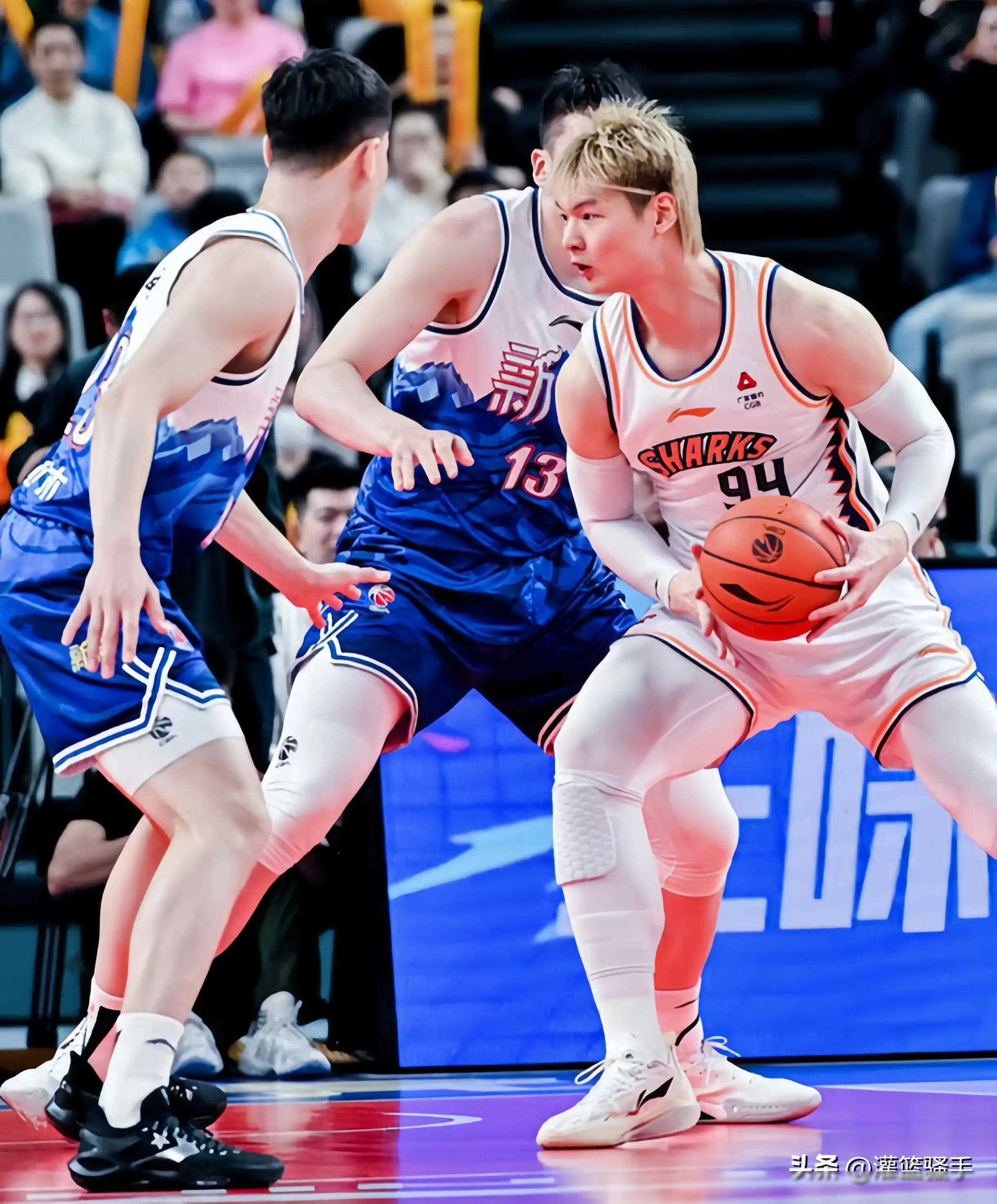 B体育体育官网-精彩对决!球员们竭尽全力争胜