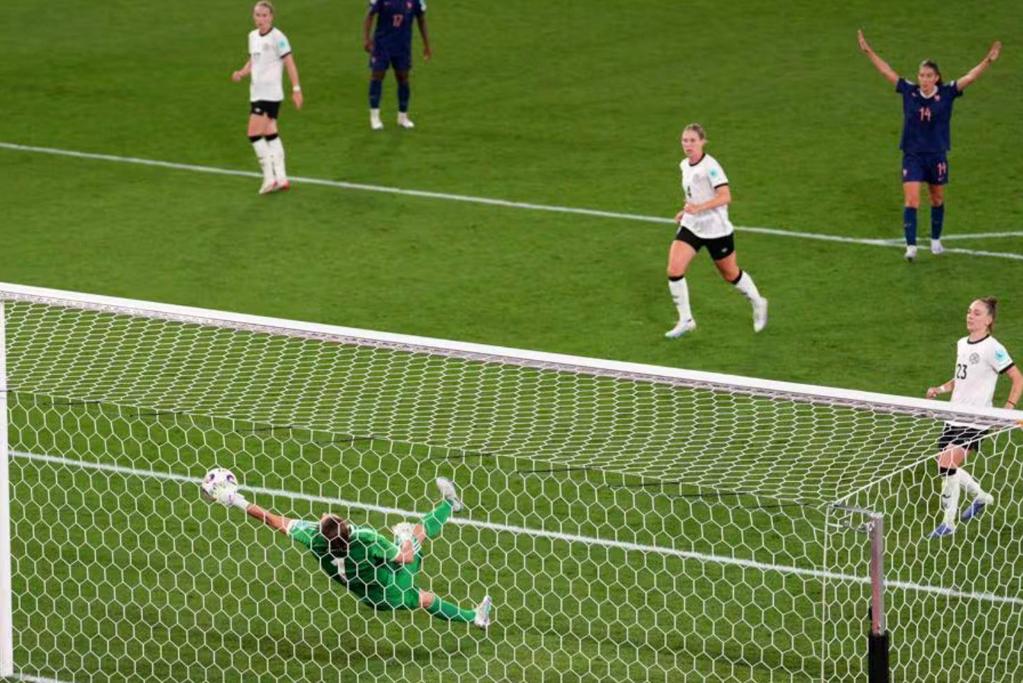 B体育体育app-法国女足轻松晋级,连胜三场比赛