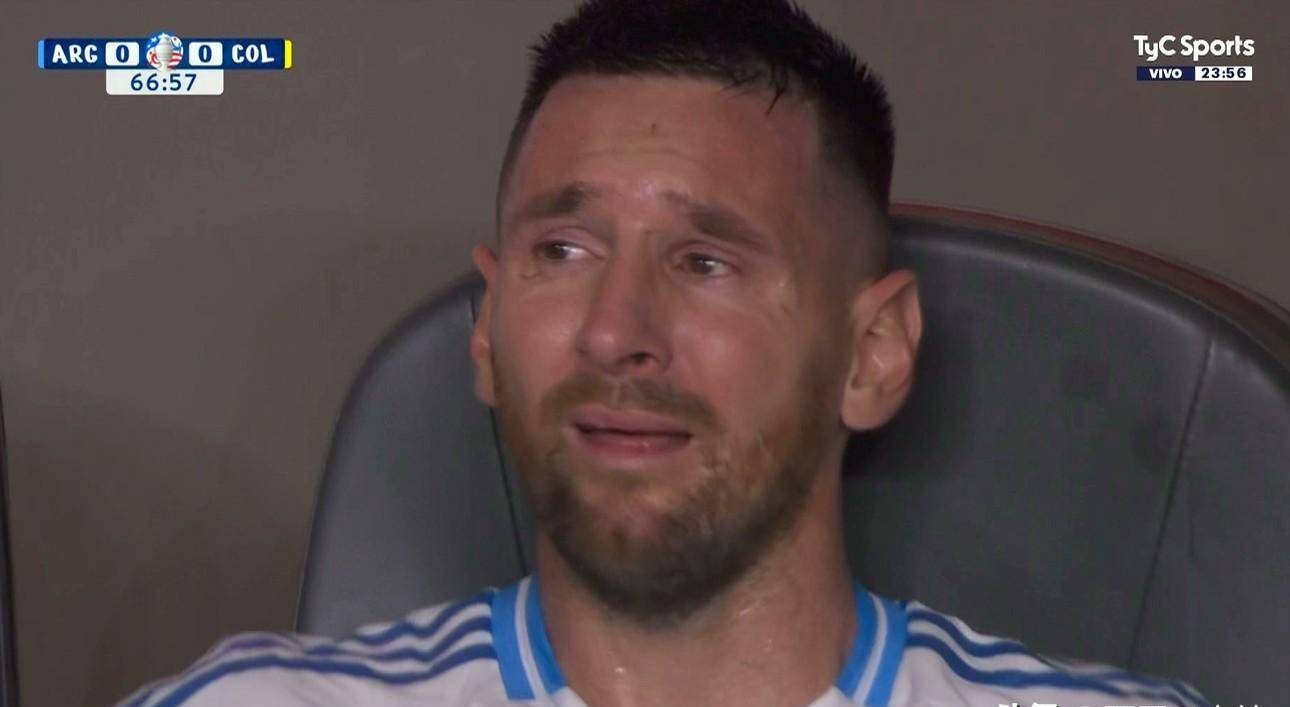 B体育体育app-足球赛事中球员受伤事件牵动球迷心.的简单介绍