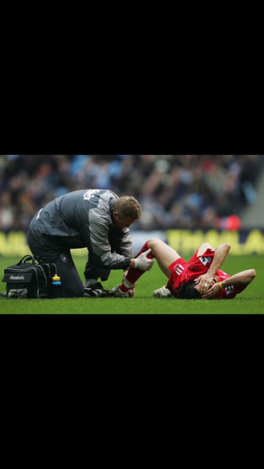 足球赛事中球员受伤事件牵动球迷心.的简单介绍