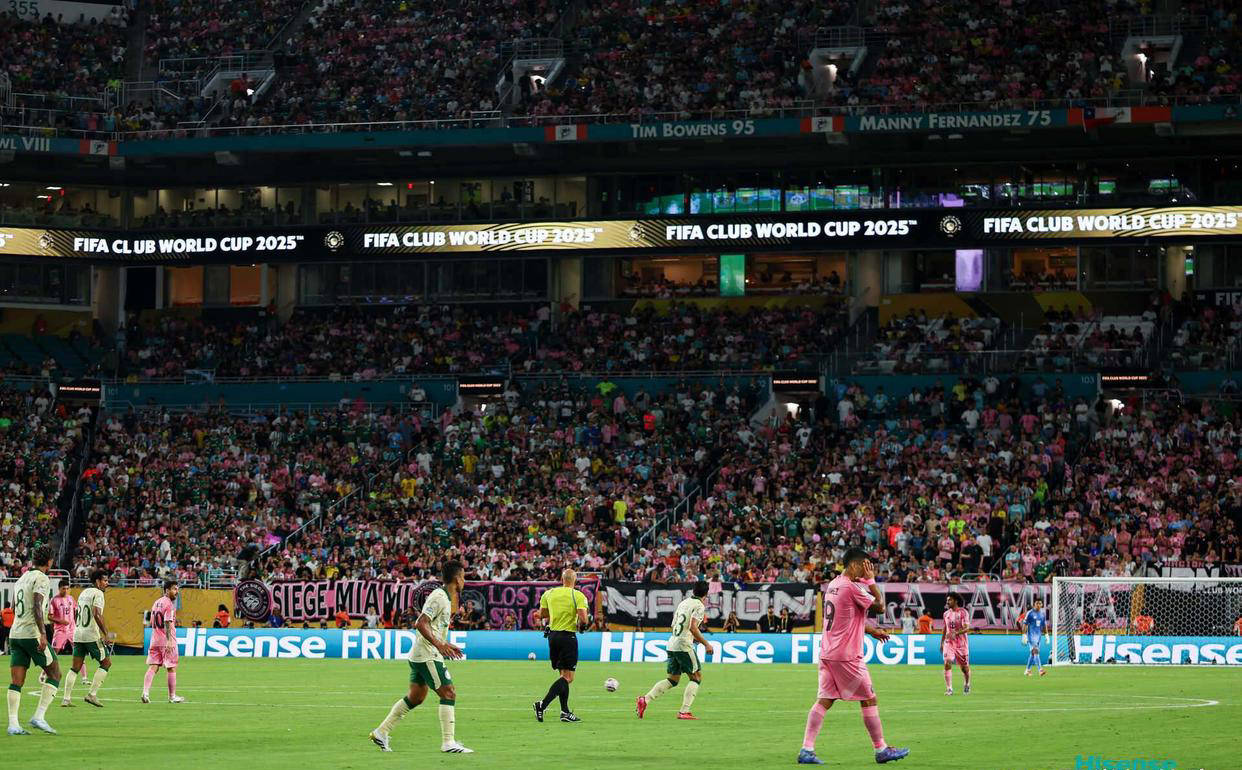 热门球队惊险赢得比赛,晋级下一轮 热门球队惊险赢得比赛,晋级下一轮