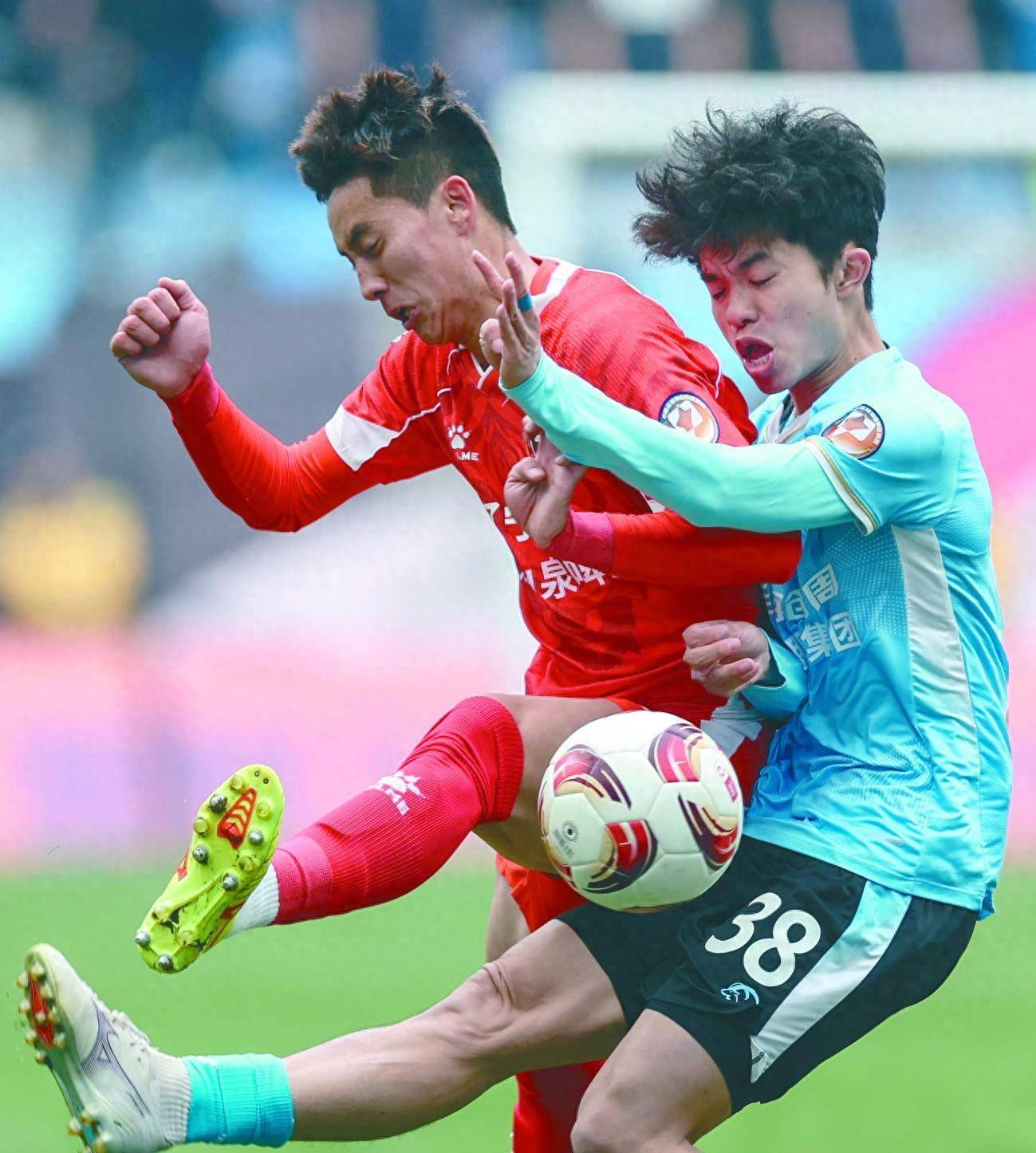 B体育体育投注-球迷为比赛中球队激烈争斗而感动