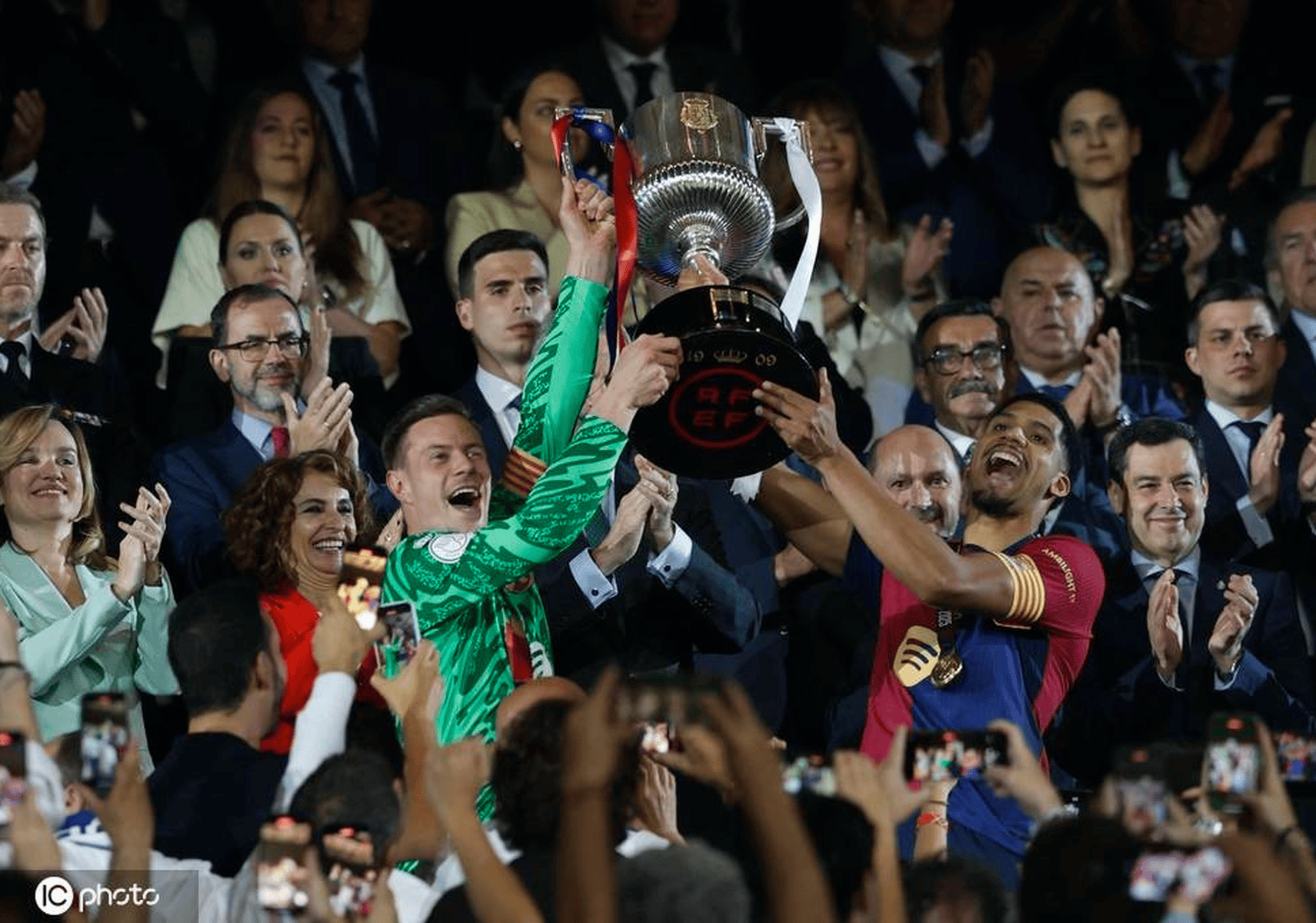 巴塞罗那队员发挥火热，成功晋级