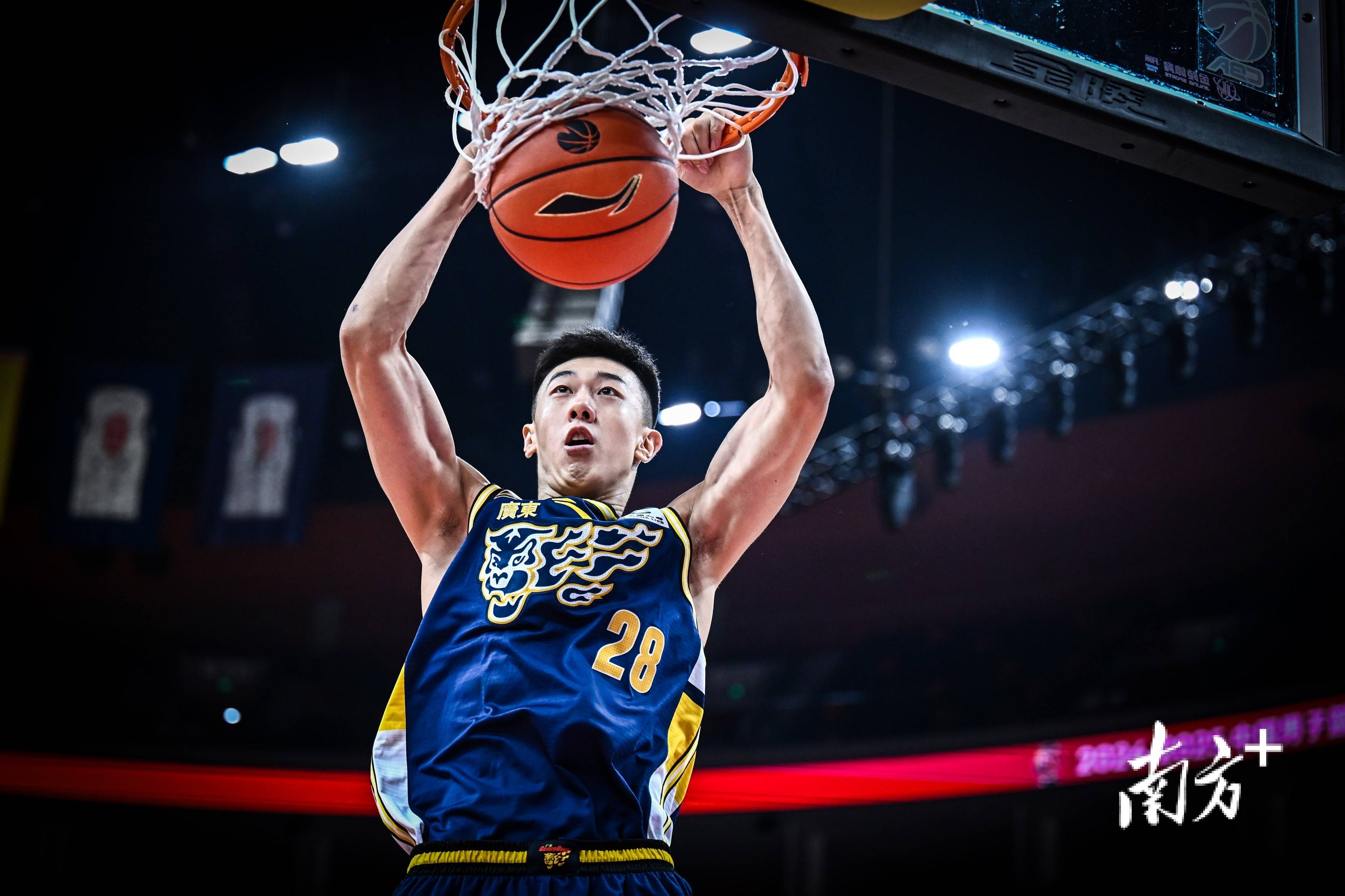 福建男篮在赛场上呈现出强劲势头 福建男篮在赛场上呈现出强劲势头