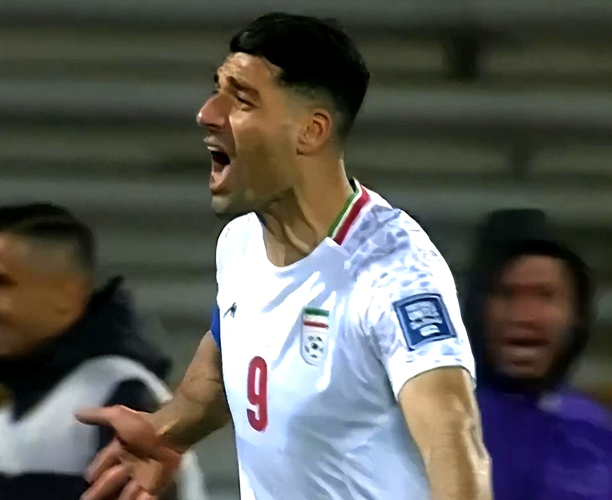 包含伊朗豪门力压对手，赢得关键胜利的词条