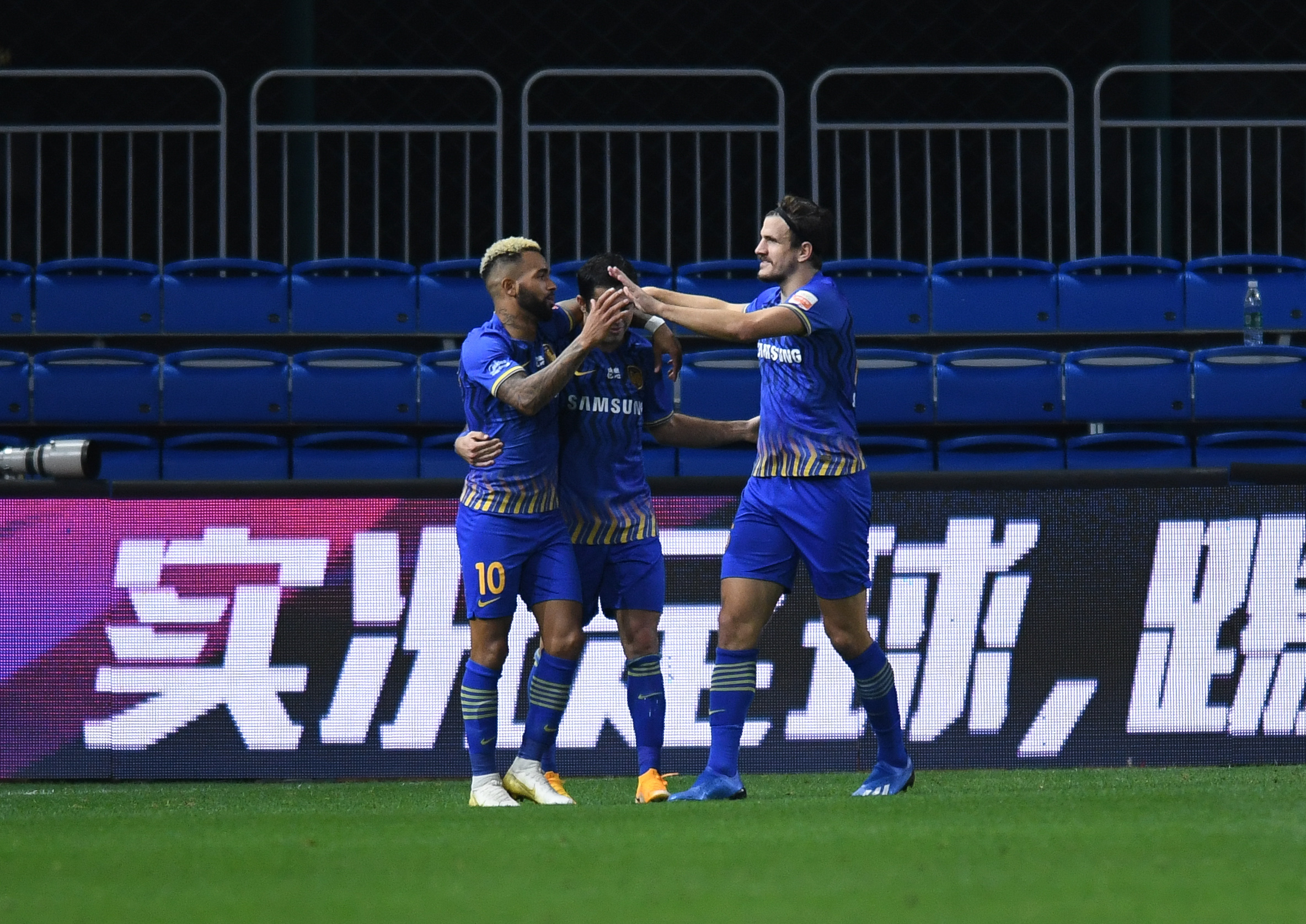 关于江苏苏宁战胜广州富力，继续缔造佳绩的信息