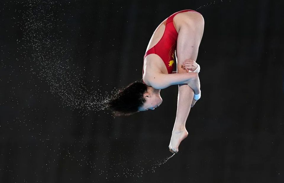 跳水女子三米板:中国选手包揽金银 跳水女子三米板:中国选手包揽金银