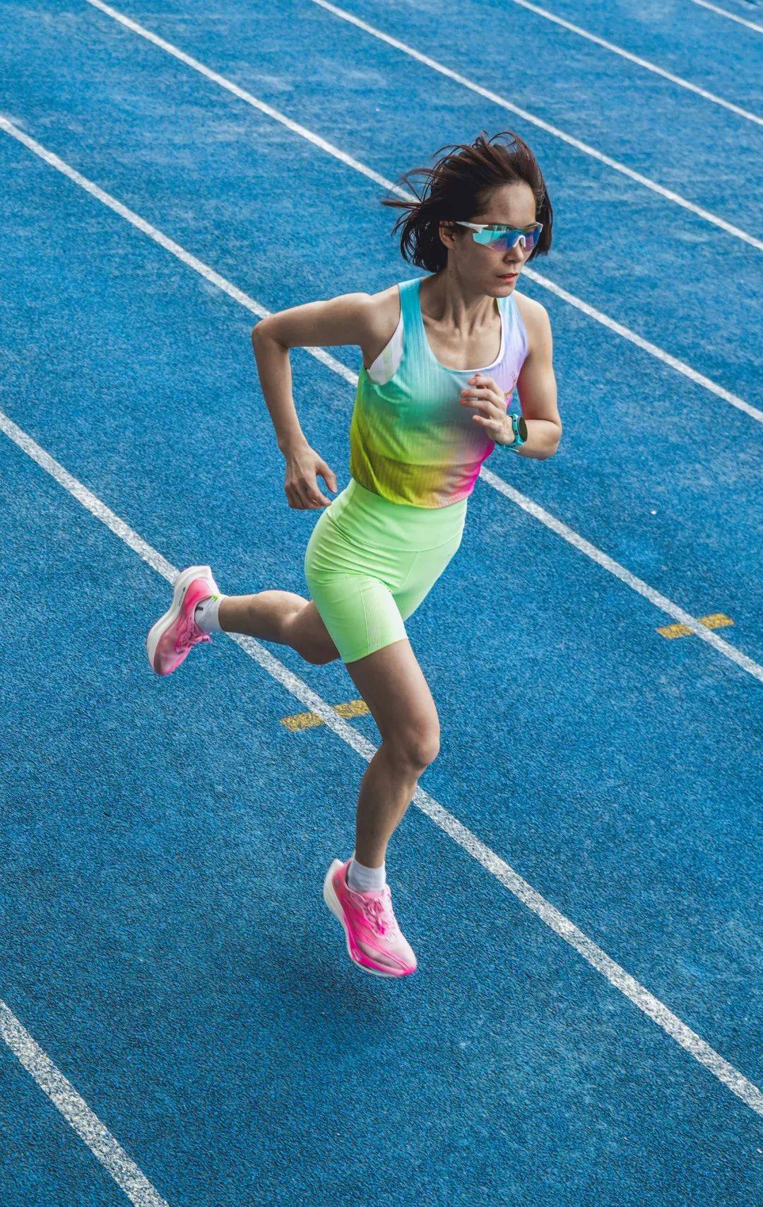 马拉松比赛选手拼尽全力,奔跑向终点 马拉松比赛选手拼尽全力,奔跑向终点