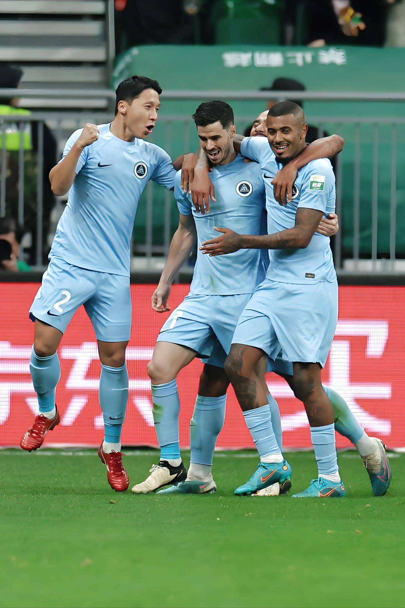 长春亚泰对阵深圳佳兆业，实力相当的简单介绍