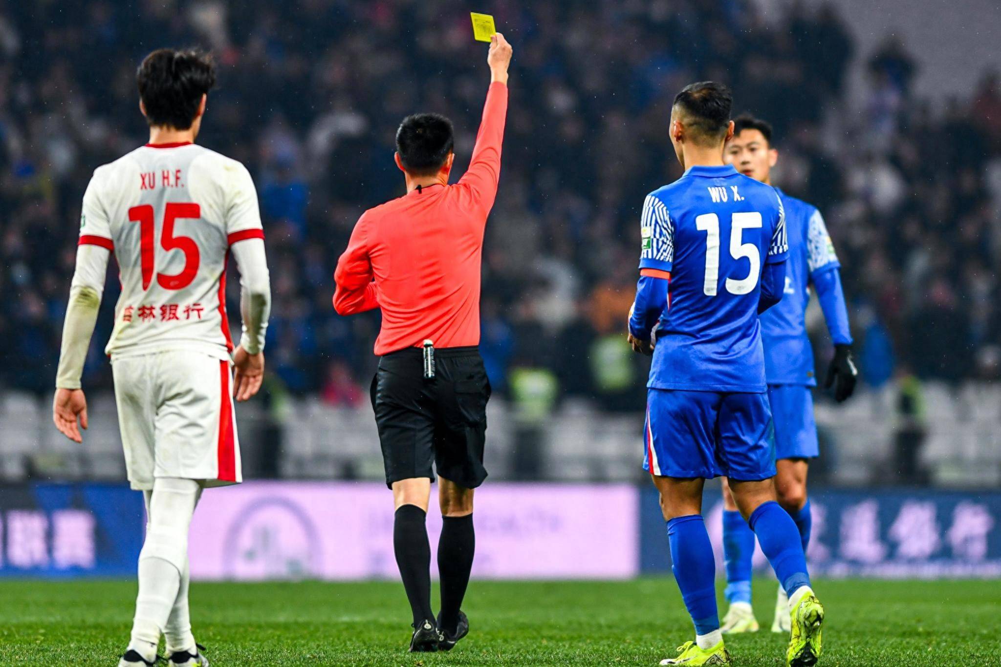 塞尔维亚球员因争议判罚遭红牌,球队遭遇压力 塞尔维亚球员因争议判罚遭红牌,球队遭遇压力