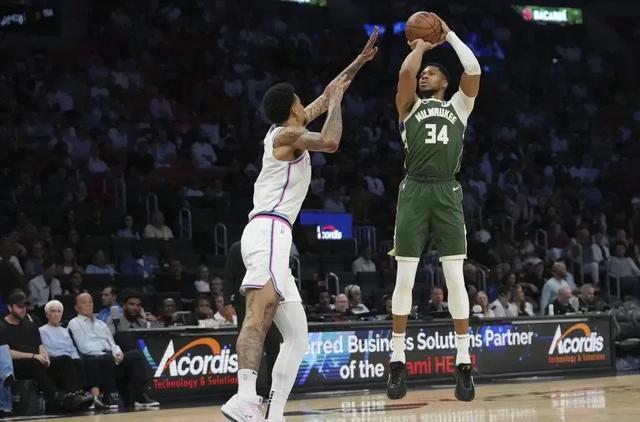 热火外线疯狂得分,轻松胜出比赛的简单介绍