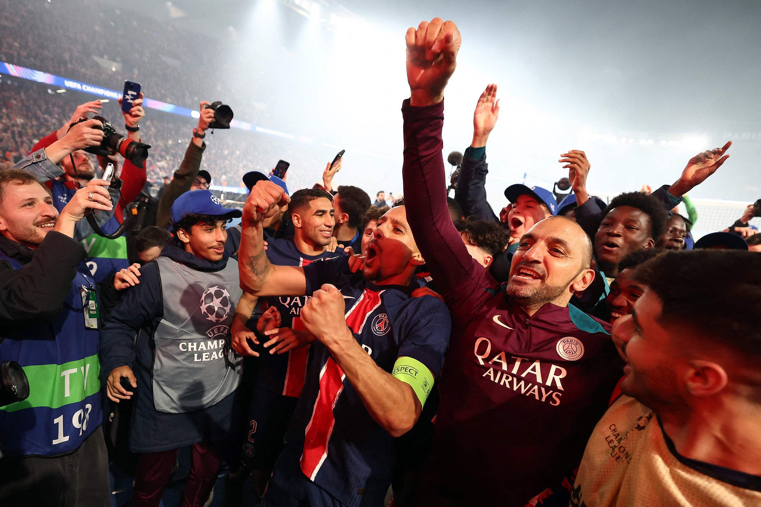 法国队球员连番猛攻,率队夺得胜利 法国队球员连番猛攻,率队夺得胜利