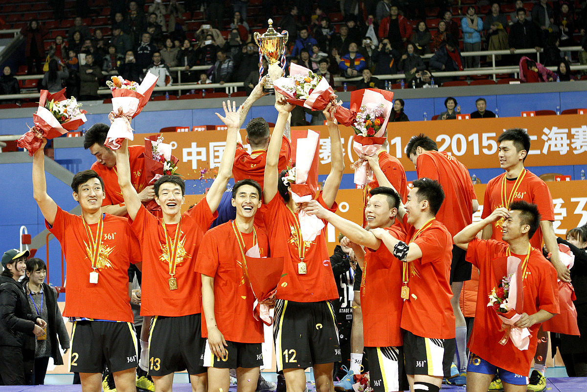 B体育体育入口-中国队欢庆胜利，团结力量