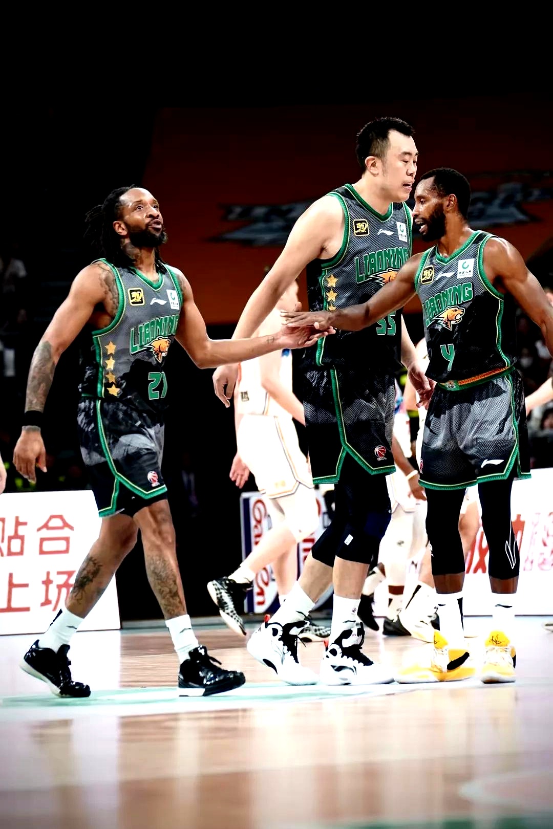 B体育体育网址-辽宁男篮在主场大胜青岛队，实现五连胜